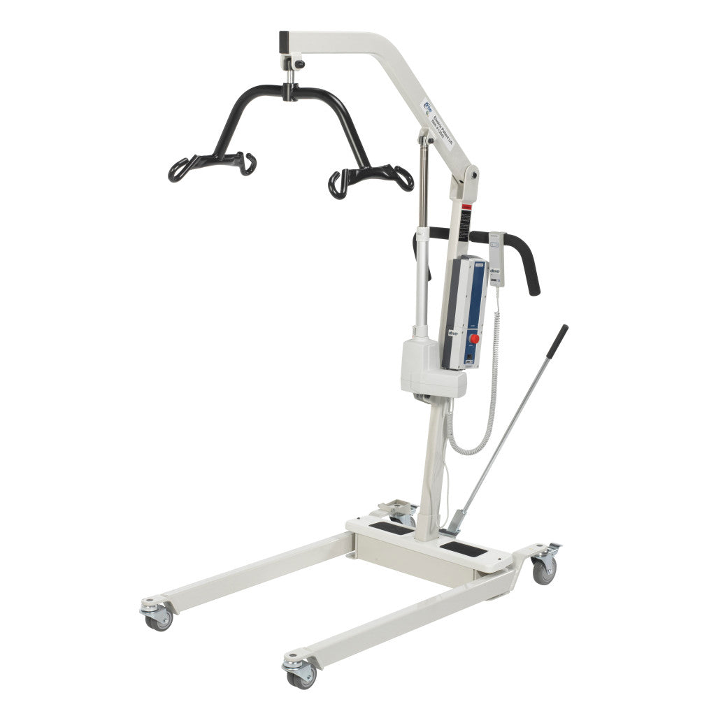 Bariatric electric patient lift with rechargeable battery, four-point cradle spreader bar, wheeled base, and wired hand